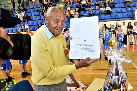 Ve strakonické sportovní hale proběhly oslavy devadesátých narozenin velké postavy českého i československého basketbalu Miroslava Vondřičky.