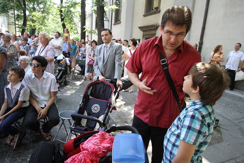 Sobotní svěcení 13. českobudějovického biskupa si nenechali ujít lidé z celého kraje.