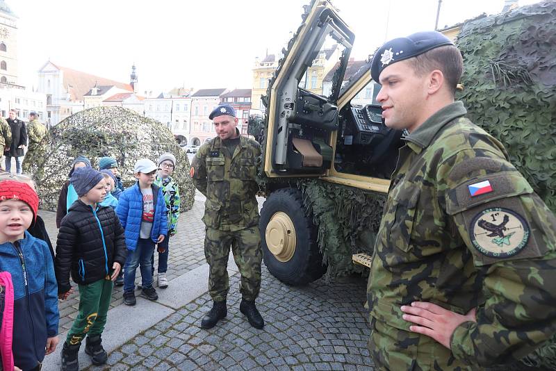 Armáda, policie a hasiči na českobudějovickém náměstí. To je připomínka vzniku samostatného československého státu.