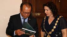 Slavnostní ráz má vždy na českobudějovické radnici přijetí zahraničních návštěv. Na snímku primátorka Dagmar Škodová Parmová při přijetí velvyslance Vietnamu Thai Xuan Dunga.