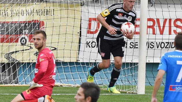 Ivo Táborský dal z penalty vyrovnávací gól na 1:1, a tak také zápas Dynama s Frýdkem-Místkem skončil.