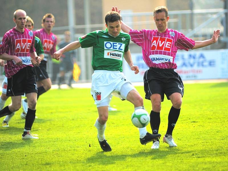 V Jablonci sice fotbalisté Dynama před týdnem prohráli (exbudějovického Davida Lafatu stíhají Martin Leština a David Homoláč), v neděli ale chtějí doma zvítězit a konečně už prolomit kladenský komplex.