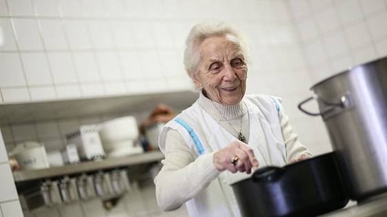 Paní Fřieda pomáhá v hospodě i v 98 letech.
