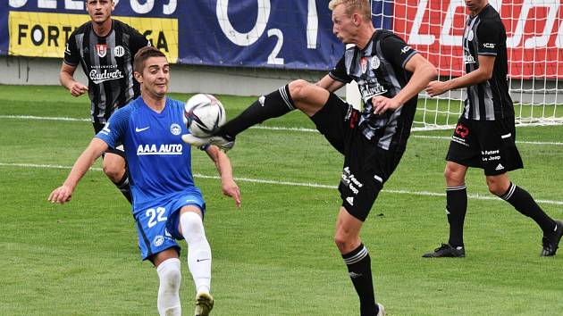 Ondřej Mihálik v souboji s libereckým Faškem: Dynamo - Liberec 1:0.
