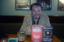 Jan Bauer a jeho poslední dvě knihy. Už mu vyšlo dvě stě titulů.