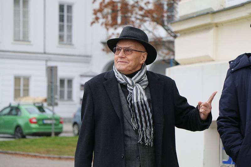 Slavný herec Jan Přeučil při natáčení v Českých Budějovicích vzpomínal na místa, kde sloužil na vojně v 60. letech minulého století a zároveň hrál v divadle a promlouval v rozhlase.