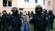 Při protiromském shromáždění na českobudějovickém sídlišti Máj zadrželi policisté 13. července dvě až tři desítky radikálů, kteří sídliště navzdory policejním výzvám odmítali opustit.