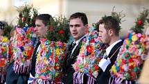 V jižních Čechách začaly 15. února lidové veselice před začátkem postního období. Na snímku je jeden z prvních vesnických karnevalů - růžičková masopustní koleda v Nesměni na Českobudějovicku.  