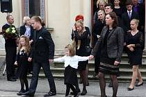Pohřeb herce Petra Šporcla v Českých Budějovicích, 4. září 2014. Na snímku jeho syn, houslista Pavel Šporcl s dětmi a manželkou Bárou.