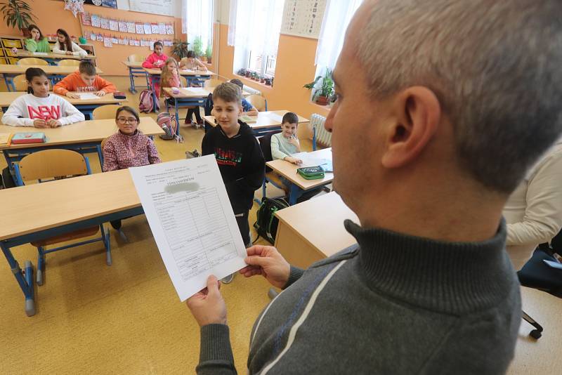 Pololetní vysvědčení. Náš snímek je ze Základní školy Nová v Českých Budějovicích.