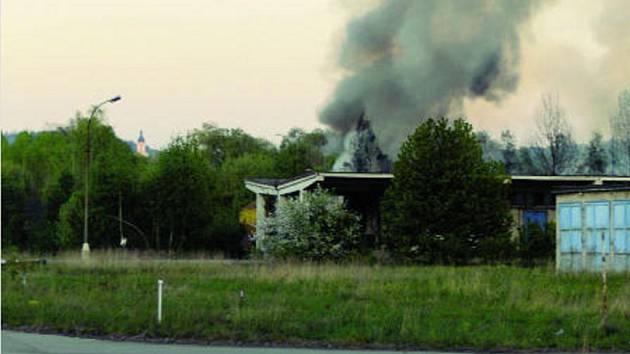 Sobotní požár v průmyslovém areálu na českobudějovické Okružní třídě vypukl před osmou hodinou večerní. 