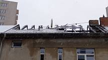 Požár zničil v neděli 9. ledna 2022 střechu rodinného domu v českobudějovické Čéčově ulici a poničil i sousední střechy.