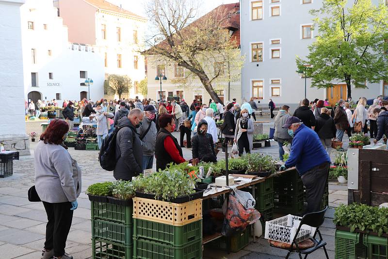 První farmářský trh na Piaristickém náměstí.