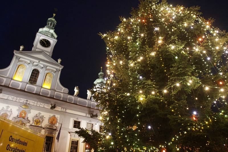 Rozsvícení vánočního stromečku a adventní trhy na českobudějovickém náměstí.