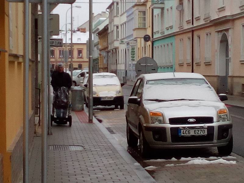 České Budějovice - K ránu napadl sníh, který již pomalu roztává.