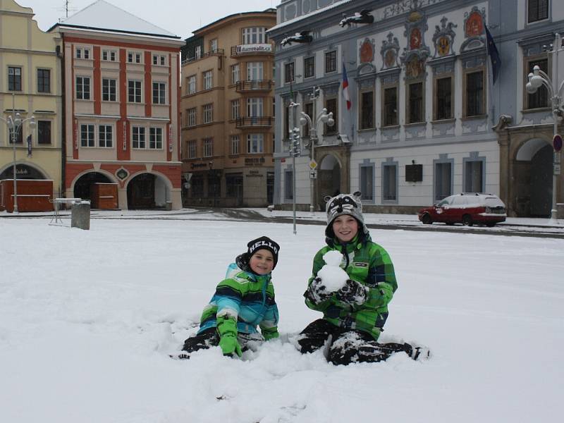 David a Jakub v nedělním dopoledni na náměstí Přemysla Otakara II.