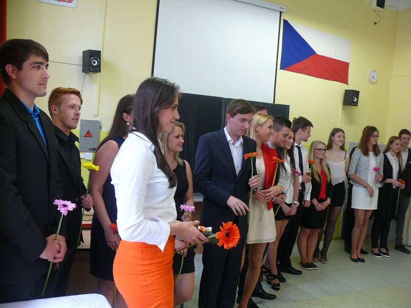 Studenti Gymnázia Česká ze třídy 4. S (třídní učitelka Jaroslava Petřeková) úspěšně složili maturitní zkoušku, ředitel školy Antonín Sekyrka sportovce - studenty pochválil