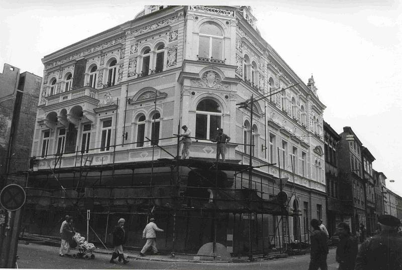 Hroznová ulice a U Černé věže, budova po generálce. Foto ze sbírky fotografií a pohlednic Jiřího Dvořáka poskytl Státní okresní archiv České Budějovice.