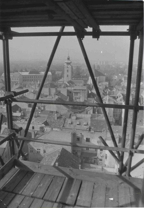 Pohled z lešení Černé věže na klášterní věž při její opravě. Foto ze sbírky fotografií a pohlednic Jiřího Dvořáka poskytl Státní okresní archiv České Budějovice