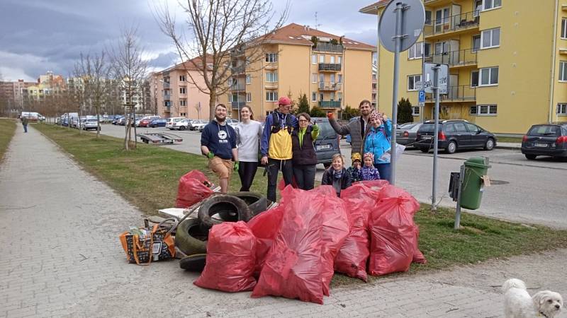 Ukliďme Česko na Českobudějovicku. Dobrovolníci vyrazili třeba uklidit Branišovský les u sídliště Máj v Českých Budějovicích. Foto: Andrea Vášáková