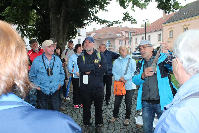 Pasažéři Vlaku Josefa Seidela se v sobotu vydali na Novohradsko, kde díky i více než sto let starým snímkům sledovali proměny krajiny i obcí.