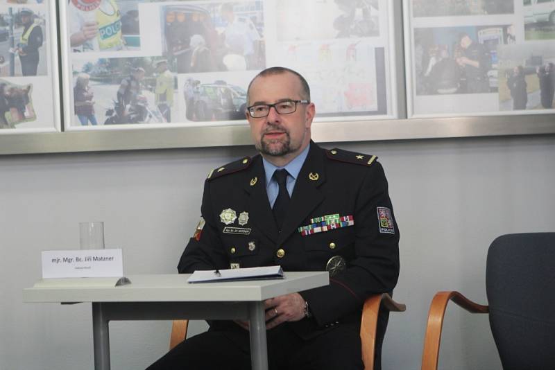 Mimořádná tisková konference k dvojnásobné vraždě v Horusicích na Táborsku. Na snímku policejní mluvčí Jiří Matzner.