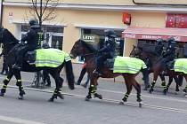Jezdci na koních a policejní auta v ulicích, nad městem vrtulník. I to je fotbalový zápas Dynama se Slavií.