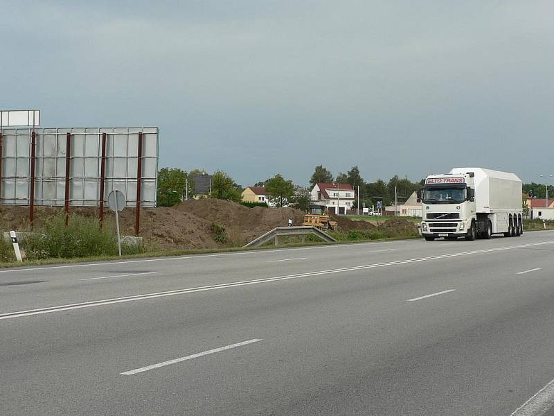 Poblíž výpadovky z Českých Budějovic směrem na Písek začala nedaleko křižovatky s Husovou ulicí stavba nového Hobby centra.