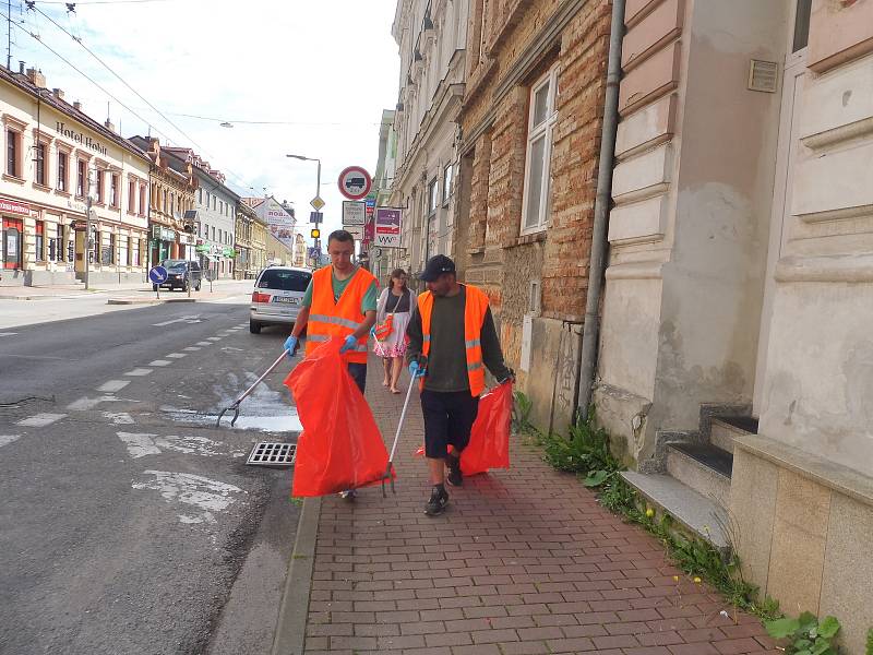 Budějčtí bezdomovci uklízeli v pátek 3. července Rudolfovskou třídu. Vedl je dobrovolník František. Za odměnu dostanou stravenky.