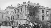 Po náletech v březnu 1945 zůstalo v Českých Budějovicích mnoho zmařených životů a zničených domů. Na snímku vlakové nádraží.