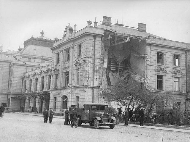 Po náletech v březnu 1945 zůstalo v Českých Budějovicích mnoho zmařených životů a zničených domů. Na snímku vlakové nádraží.