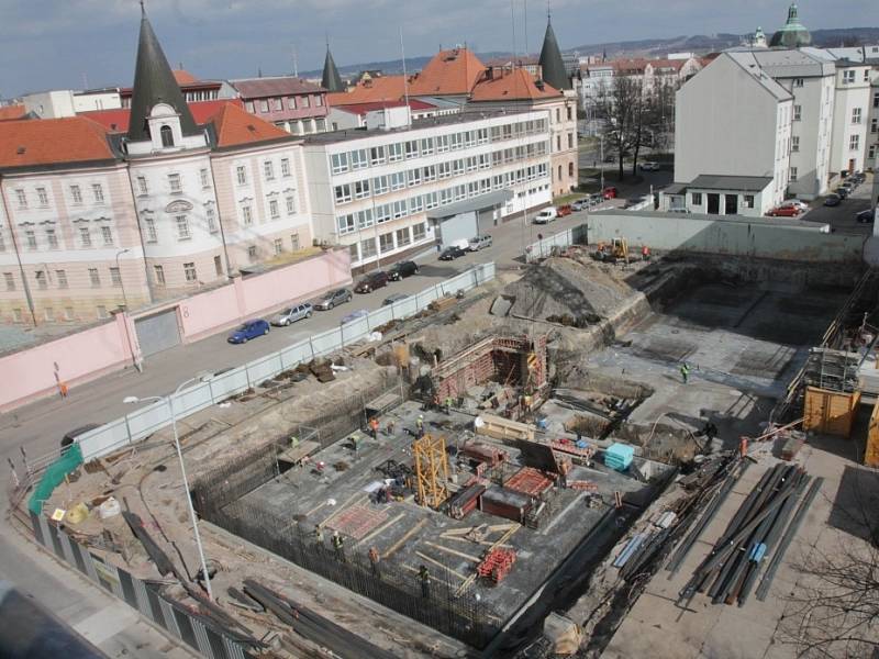 Dvě stě parkovacích míst pro veřejnost nabídne parkovací dům, jehož stavba svižným tempem pokračuje v centru Českých Budějovic.