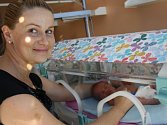 Dominika Fošumová z Římova už má letošní první narozené Jihočechy, dvojčata Deniela (na snímku) a Dominika u sebe na pokoji a doufá, že bude moci brzy odejít z porodnice domů.
