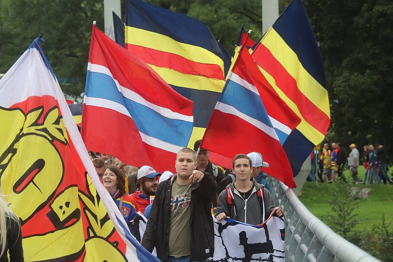 Fanouškové Motoru na tradičním pochodu k českobudějovickému zimnímu stadionu