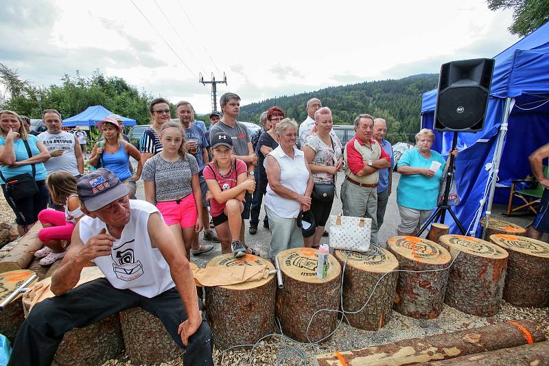 Návštěvníci Dřevorubeckých slavností fandili závodníkům, kteří bojovali o titul "Král dřevorubců 2018".