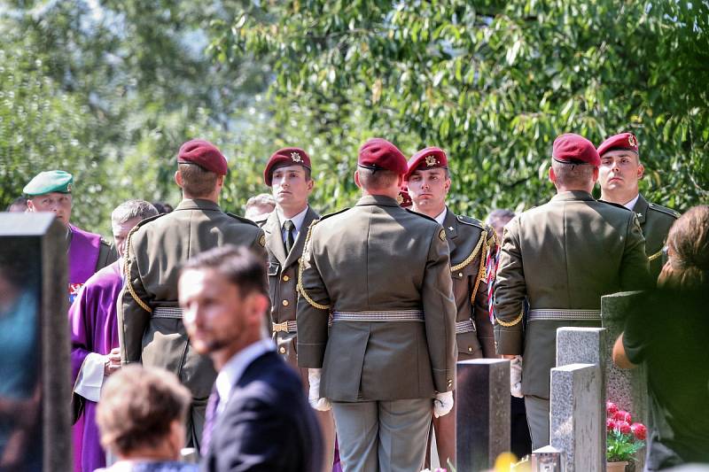 Voják Kamil Beneš, který zemřel při útoku v Afgánistánu, byl pohřben v Hluboké nad Vltavou