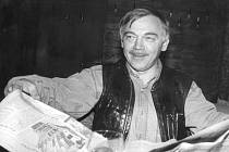 U REINERŮ. Karel Kryl u stolu s otevřenými Listy Písecka při jedné ze svých častých návštěv písecké hospody U Reinerů v 90. letech.