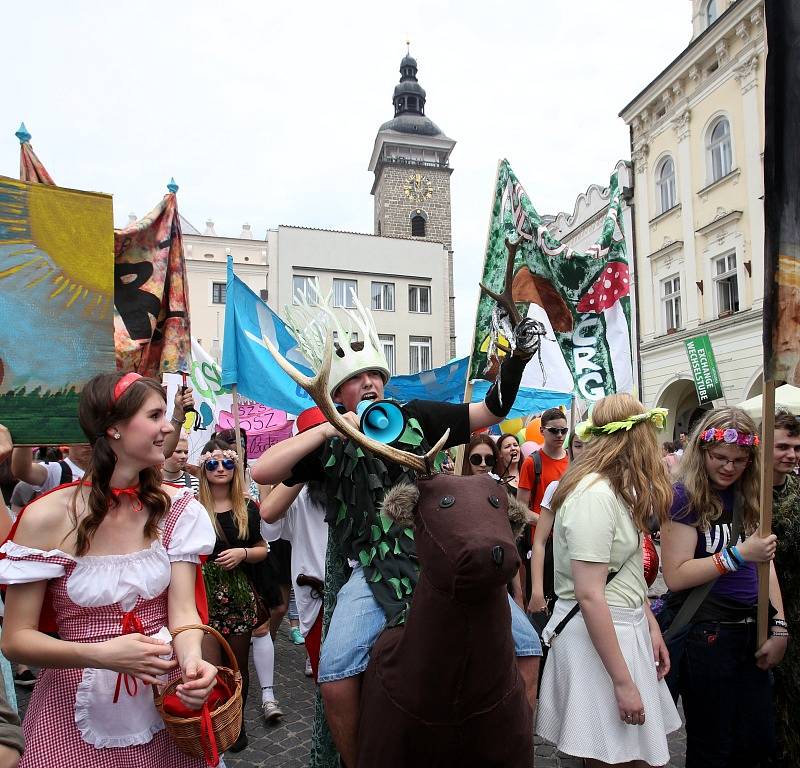 Celý týden žily České Budějovice multižánrovým festivalem Budějovický Majáles. Ten se v pátek rozloučil s krajským městem průvodem na náměstí Přemysla Otakara II., volbou krále a řadou koncertů.