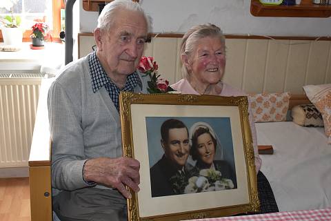 Manželé Anežka a Karel Horákovi ze Zborova (u Ledenic na Českobudějovicku) se brali už 27. března 1954. Na snímku z 27. března 2024 se svatební fotografií.