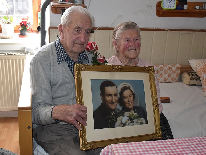 Manželé Anežka a Karel Horákovi ze Zborova (u Ledenic na Českobudějovicku) se brali už 27. března 1954. Na snímku z 27. března 2024 se svatební fotografií.