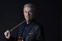 Jaroslav Svěcený představuje na koncertech své housle.