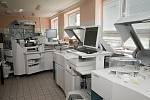 Nové přístroje v nemocničních laboratořích. Automatická linka -biochemické analyzátory.