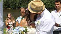 Novomanželé Zavoralovi si řekli své ano na hrázi rybníka v Dobrkovské Lhotce u Trhových Svinů.  