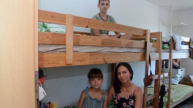 Část ukrajinské rodiny v ubytovně.