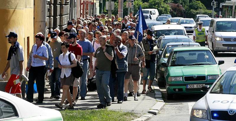 Průvod stávkujících odborářů ucpal Žižkovu třídu v Českých Budějovicích. 