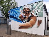 Závodní plavkyně se vynořuje pod rukama místního streetartového umělce Dobse u budějovického bazénu.