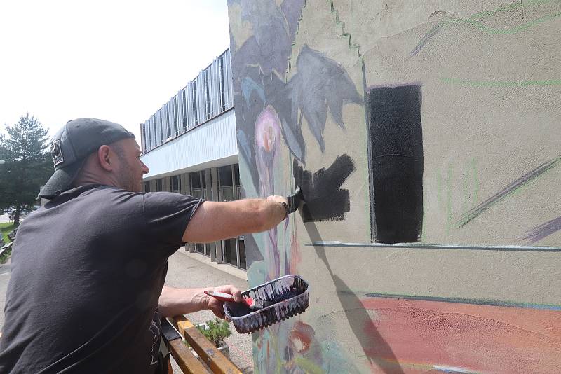 Štěpán Molín zahájil malbu a graffiti na boční straně českobudějovické sportovní hale.
