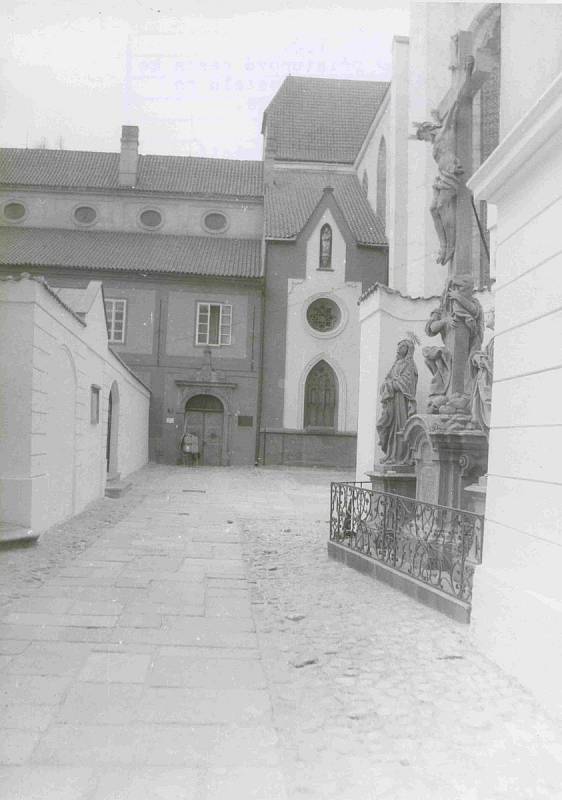 Cesta ke klášternímu kostelu po generální opravě. Foto ze sbírky fotografií a pohlednic Jiřího Dvořáka poskytl Státní okresní archiv České Budějovice