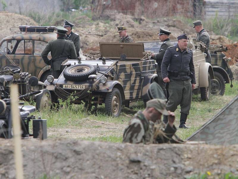 Dvě bojové ukázky předvedli v sobotu příslušníci klubů vojenské historie na bývalém tankovém cvičišti v českobudějovických Čtyřech Dvorech.