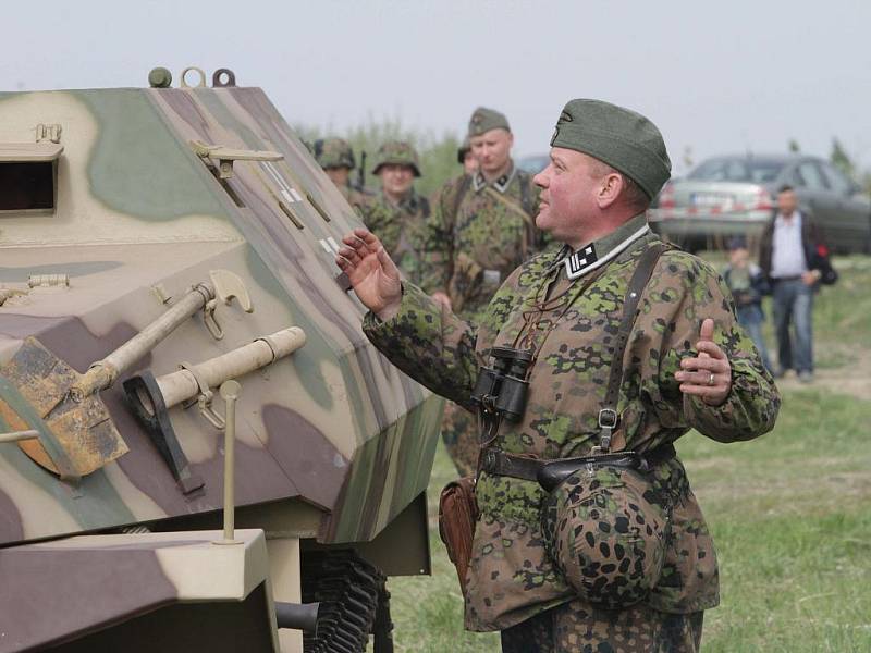 Dvě bojové ukázky předvedli v sobotu příslušníci klubů vojenské historie na bývalém tankovém cvičišti v českobudějovických Čtyřech Dvorech.